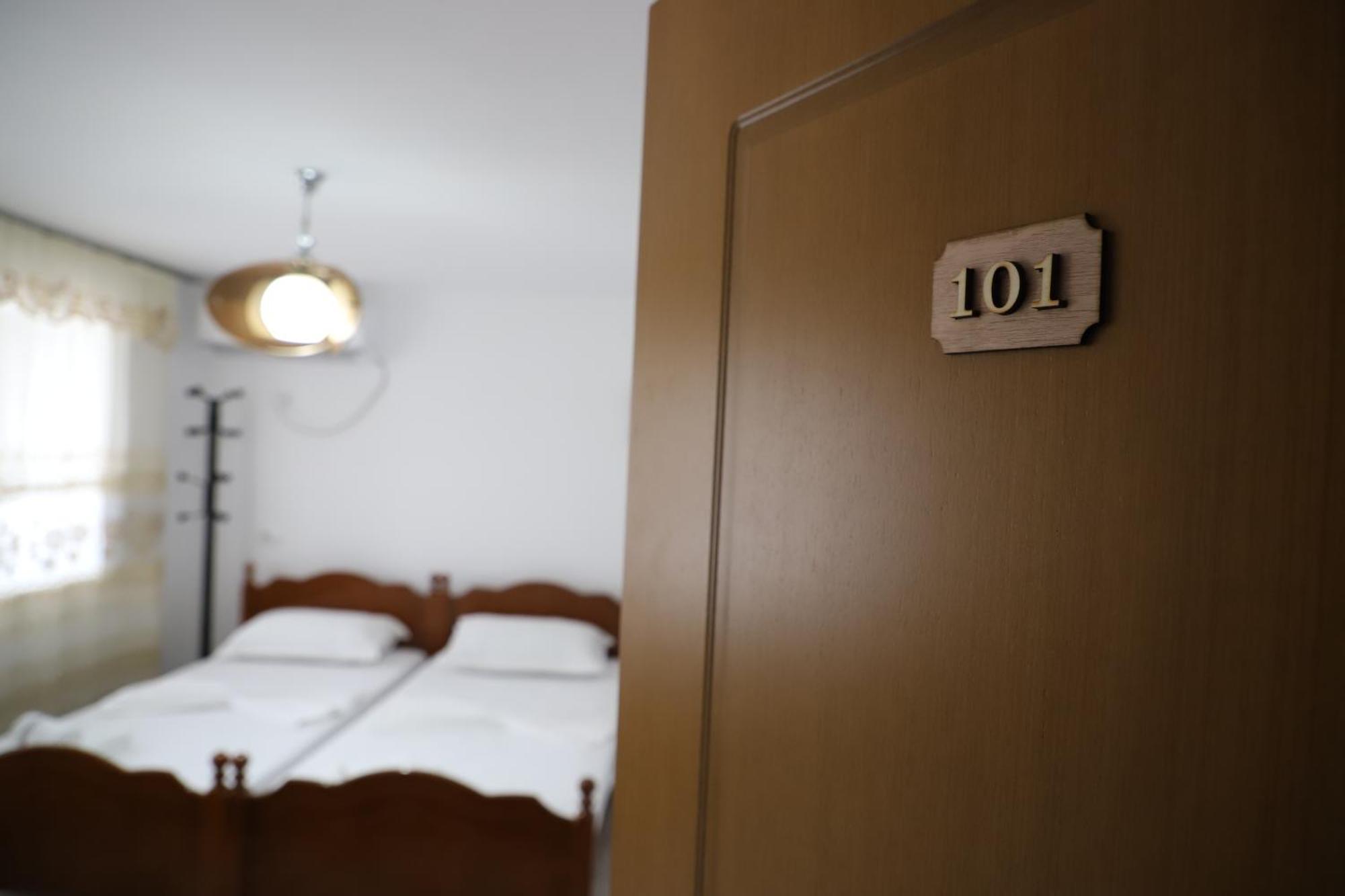 Guest House Lion Berat Exterior photo